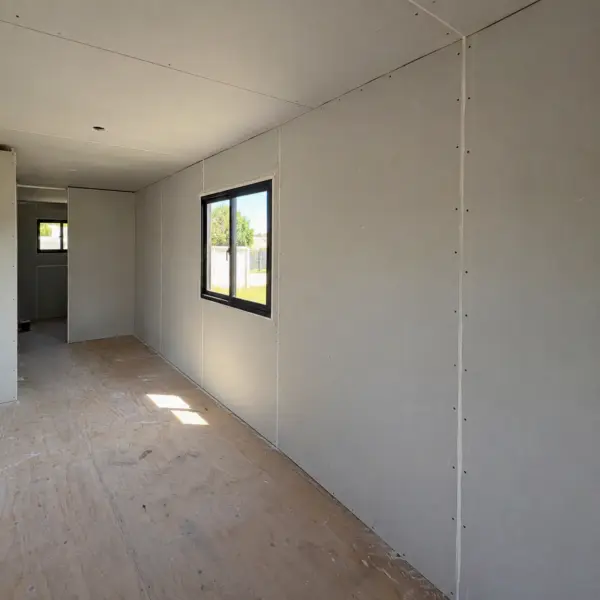 Ilustración: Casa contenedor de 20 pies, pared interior con placas de yeso