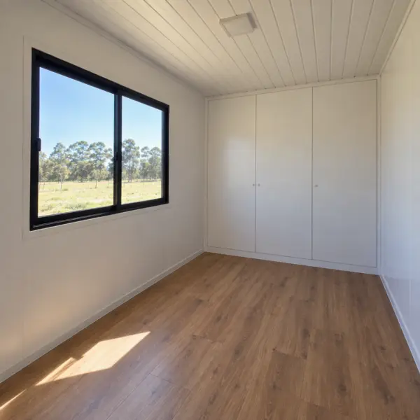 Ilustración: Casa contenedor llave en mano, dormitorio con placard en contenedor