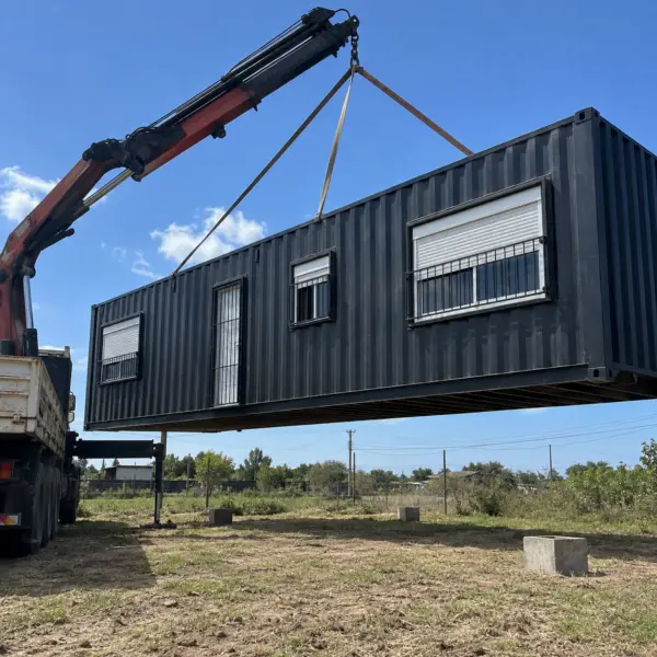 Ilustración: Casa contenedor en Solís de Mataojo, hidrogrúa levantando un contenedor